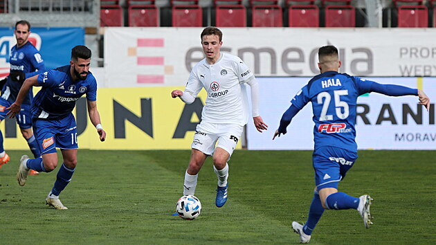 Marek Polek (uprosted) ze Slovka kontroluje balon bhem duelu v Olomouci. Napad jej Martin Hla, vlevo Jakub Yunis.