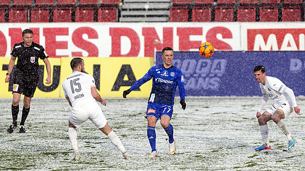 Olomoucký fotbalista Jaroslav Mihalík (v modrém), vpravo Milan Petržela ze Slovácka. Část druhého poločasu provázelo intenzivní sněžení.
