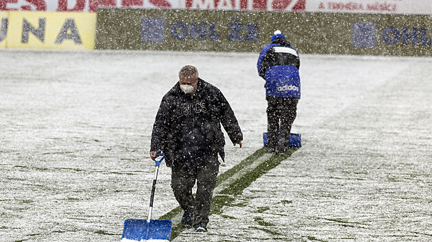 Část druhého poločasu v Olomouci provázelo intenzivní sněžení. Pořadatelé odhrnují zasněžené čáry velkého pokutového území, rozhodčí musel přerušit hru.