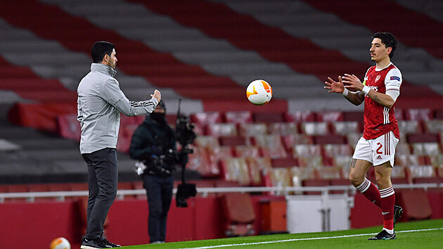 Trenr Arsenalu Mikel Arteta podv balon svmu kapitnovi Hectoru Bellerinovi.