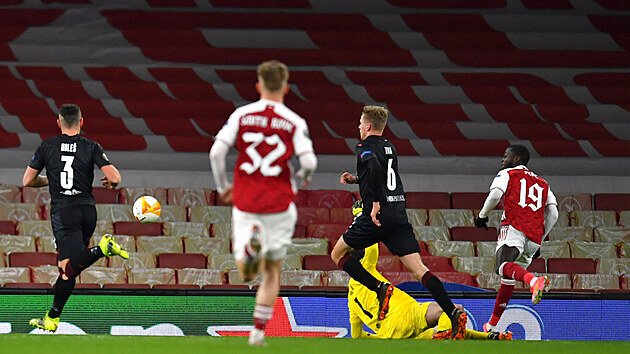 GÓLOVÝ MOMENT. Nicolas Pepe z Arsenalu překonává gólmana Ondřeje Koláře a posílá svůj tým proti Slavii do vedení.