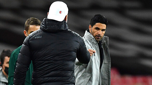 Slávistický trenér Jindřich Trpišovský (zády) se po utkání s Arsenalem zdraví s koučem Mikelem Artetou.