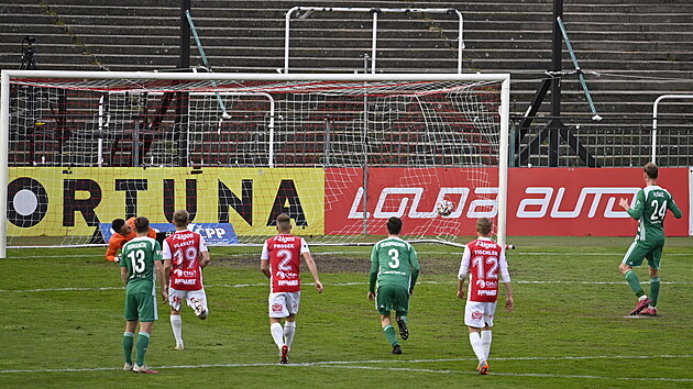 David Puškáč z Bohemians (vpravo) střílí první gól v utkání s Pardubicemi z pokutového kopu.
