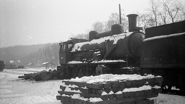 Lokomotiva 434.2239 před šrotací na zastávce Tuhaň, 3. 3. 1968
GPS: 50.1627550N, 14.0884447E