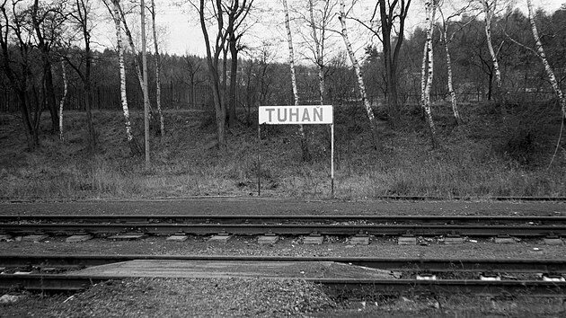 Označení zastávky Tuhaň, 8. 11. 1969. V tu dobu ještě jezdily přímé vlaky z Kladna-Dubí do Zvoleněvse po trati 11b.
GPS: 50.1620539N, 14.0907944E