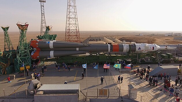 Raketa Sojuz 2.1a s lodí Sojuz MS-18 je přivážena ke startovací rampě, odkud poletí k Mezinárodní vesmírné stanici v pátek 9. dubna 2021.