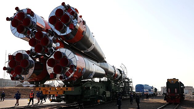 Zbr na motory rakety Sojuz 2.1a pi jej doprav na startovac rampu v ter 6. dubna 2021