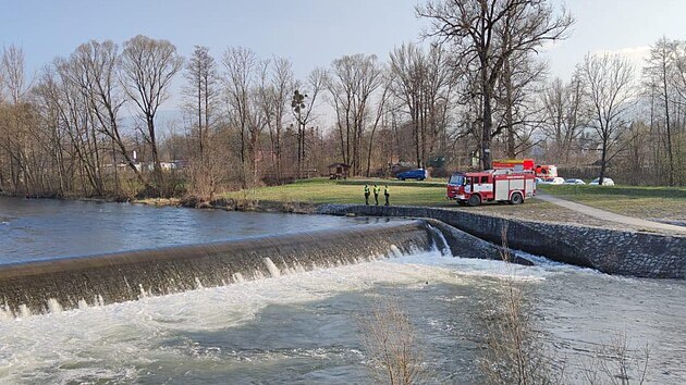 Zásah složek Integrovaného záchranného systému u nehody na řece Ostravice ve Frýdlantu nad Ostravicí v Moravskoslezském kraji. (2. dubna 2021)