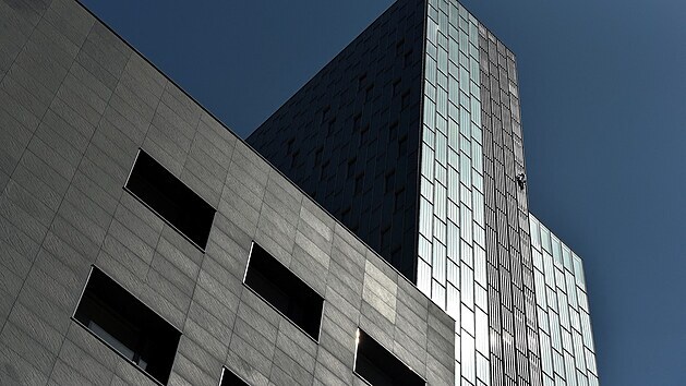 Britsk lezec George King dnes zcela bez jitn vylezl na jeden z nejvych evropskch mrakodrap, 116 metr vysokou budovu hotelu Meli v Barcelon.(2. dubna 2021)