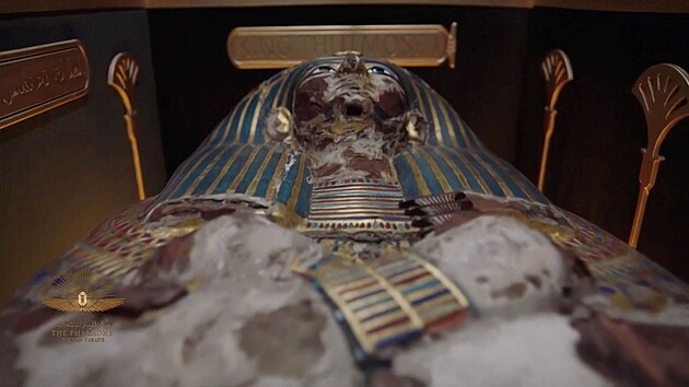 Dvaadvacet mumi panovnk starovkho Egypta se sthuje ve slavnostnm konvoji z Egyptskho muzea do Nrodnho muzea egyptsk civilizace v Khie. (3. dubna 2021)
