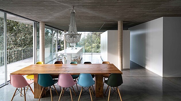 Exkluzivní křišťálový lustr nad jídelním stolem modernímu interiéru dodává neobyčejnost a nádech eklekticismu.
