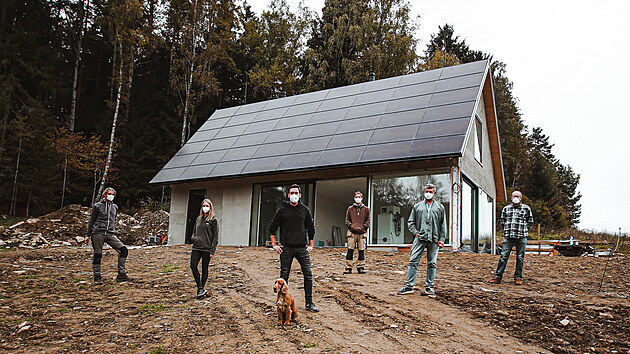 Soběstačný dům je odpojený od sítí. Elektřinu vyrábí 48 solárních panelů.