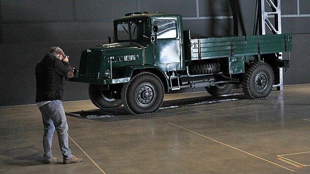 Jako první přijel do haly nového muzea valník Tatra 128 vyrobený v roce 1951.
