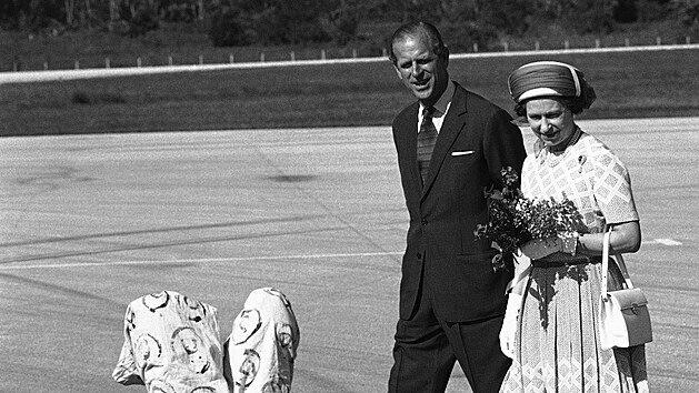 Princ Philip a krlovna Albta II. na nvtv Tanznie 20. ervence 1979.