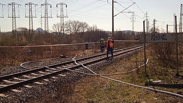 Jeden člověk zemřel při srážce dvou nákladních vlaků u obce Světec na Teplicku. Jedna z lokomotiv začala hořet. (4. dubna 2021)