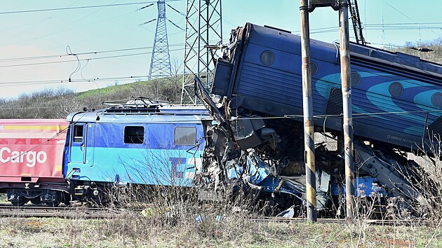 Jeden lovk zemel pi eln srce dvou nkladnch vlak u obce Svtec na Teplicku. Jedna z lokomotiv zaala hoet. (4. dubna 2021)