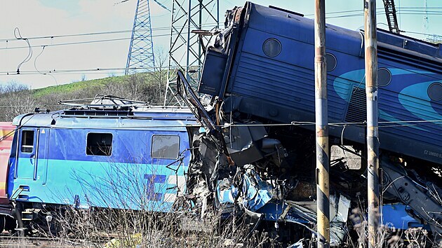 Jeden člověk zemřel při čelní srážce dvou nákladních vlaků u obce Světec na Teplicku. Jedna z lokomotiv začala hořet. (4. dubna 2021)