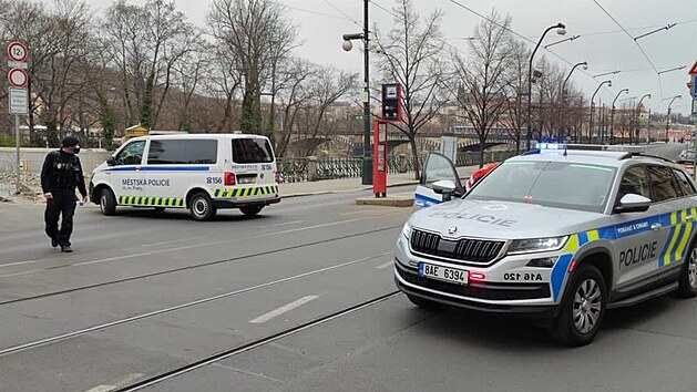 Policie uzavela Masarykovo nbe v centru Prahy a nkter pilehl ulice. Dvodem je nlez zejm minometnho grantu ve Vltav pobl ofna. (5. dubna 2021)