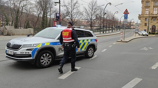 Policie uzavřela Masarykovo nábřeží v centru Prahy a některé přilehlé ulice. Důvodem je nález zřejmě minometného granátu ve Vltavě poblíž Žofína. (5. dubna 2021)