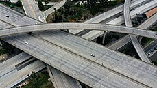 Pasadena, Los Angeles. Bidenova administrativa chce na modernizaci silnic a...