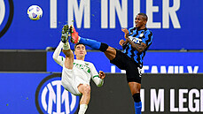 Filip Duričič ze Sassuoloa a Ashley Young z Interu Milán.