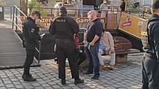 Policisté na praské náplavce. (1. dubna 2021)
