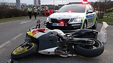 Motorká na Praze 13 naboural do sloupu. (9. dubna 2021)