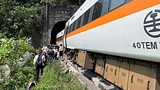 Nehoda vlaku zablokovala tunel. Vagony od pátého a do osmého vozu byly nárazem...