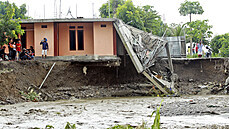 Záplavy poniily adu budov ve Východním Timoru nedaleko hlavního msta Dili....