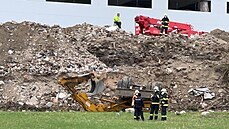 Na Mlnicku na stavb spadl bagr, jeho obsluha na míst zemela. (3. dubna 2021)