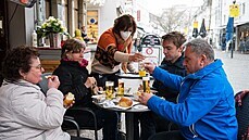 Lidé si dávají oberstvení na zahrádce restaurace v Saarbrückenu ve spolkovém...