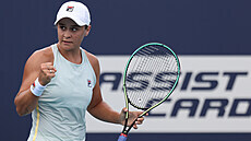 Australsk tenistka Ashleigh Bartyov se hecuje na turnaji v Miami.