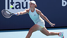 Australská tenistka Ashleigh Bartyová se natahuje po míi na turnaji v Miami.