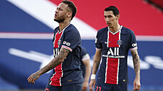 Fotbalisté PSG Neymar (vlevo) a Angel Di Maria po inkasovaném gólu od Lille.