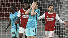 Liverpoolský záložník James Milner se drží za hlavu po neproměněné šanci v...