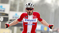 Dánský cyklista Kasper Asgreen vítzí v závod Kolem Flander.