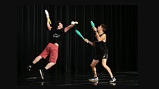 Combat juggling, bojové žonglování nabízí spoustu akce.