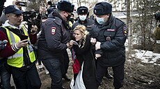 Policie zatýkala na demonstraci za Navalného, mezi zadrenými byla i jeho...