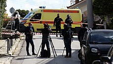 Policisté nedaleko Atén zajišťují místo činu, kde byl zastřelen investigativní...