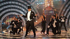 NA PÓDIU. Ve své typické roli zp�váka, tane�níka a showmana.