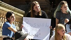 Studentky protestují proti sexuálnímu obtování. (31. bezna 2021)