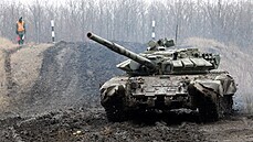 Tank proruských separatist ze samozvané Doncké lidové republiky na východ...