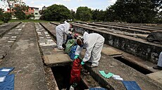 Hrobai v ochranných oblecích v brazilském mst Sao Paulo musí kvli...