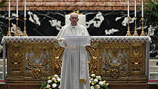 Pape Frantiek pronásí tradiní poselství Mstu a svtu (Urbi et Orbi) uvnit...