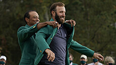 Tiger Woods obléká do zeleného saka ampiona Masters 2020 Dustina Johnsona.