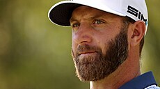 Dustin Johnson promý�lí dal�í úder b�hem tréninkového kola p�ed Masters 2021.