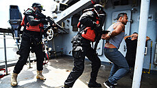 Cvičené nigerijského námořnictva v boji proti pirátům