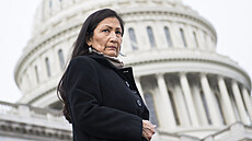 Debr\ Anne Haalandová je po matce lenka indiánského kmene Laguna Pueblo.