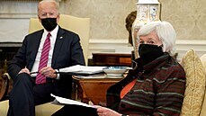 Americký prezident Joe Biden s americkou ministryní financí Janet Yellenovou....