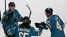 Nikolaj Knyov (vlevo), Erik Karlsson a Tomá Hertl slaví gól San Jose.